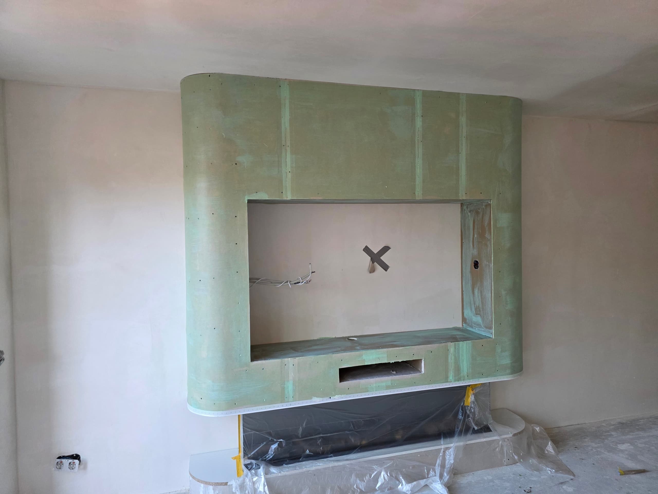 Cinewall in groene gipsplaat rond de open haard, voor het stucwerk