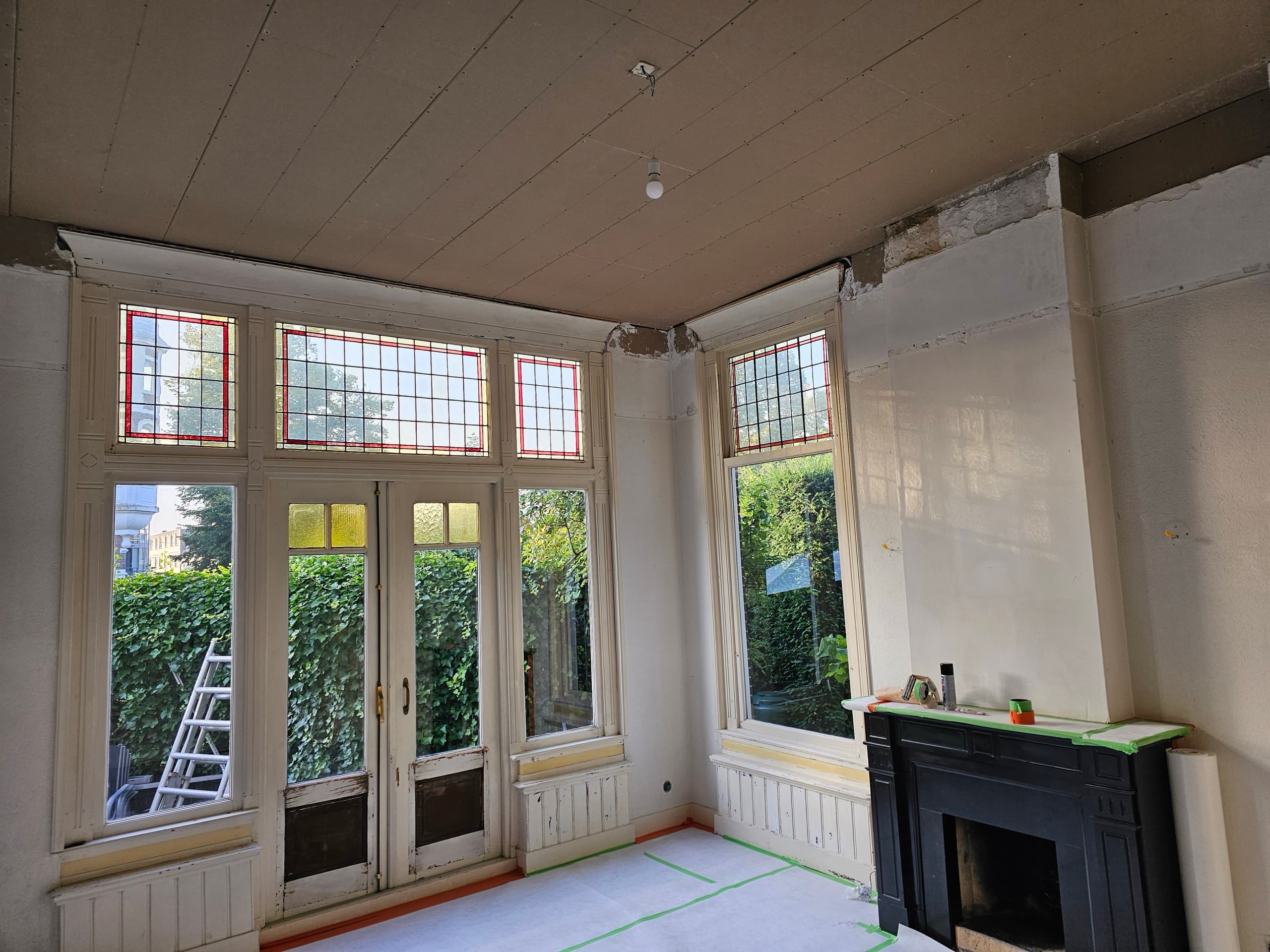 Erker met beschadigde wanden en onafgewerkt plafond, voor het stucwerk