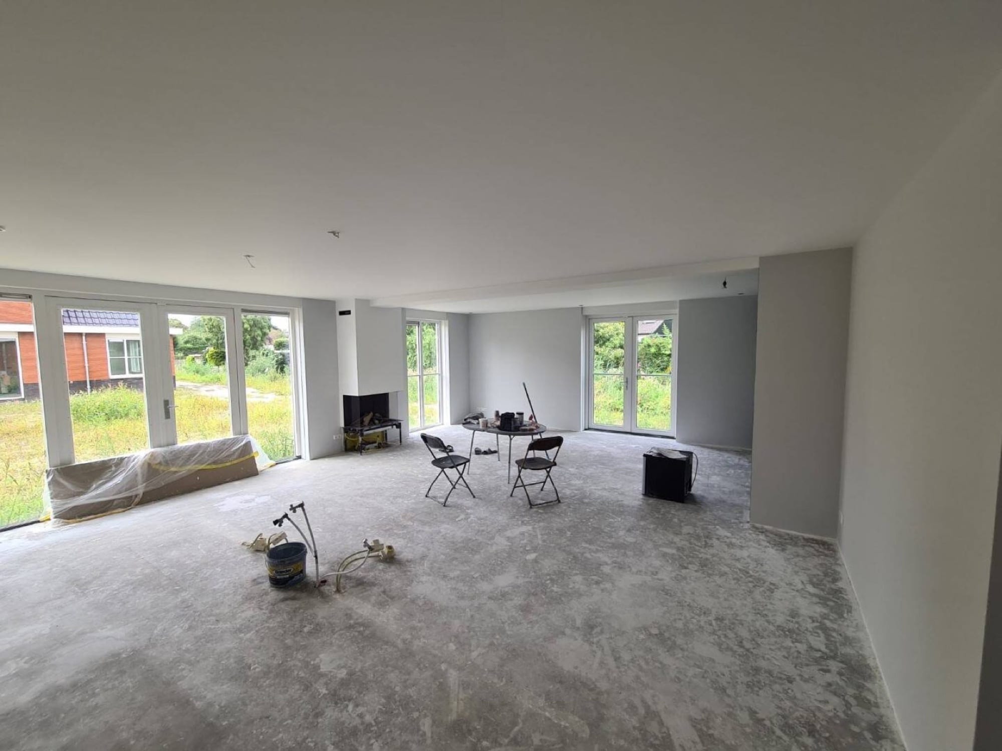 Grote lichte woonkamer volledig sausklaar gestuukt, wanden en plafond spiegelvlak