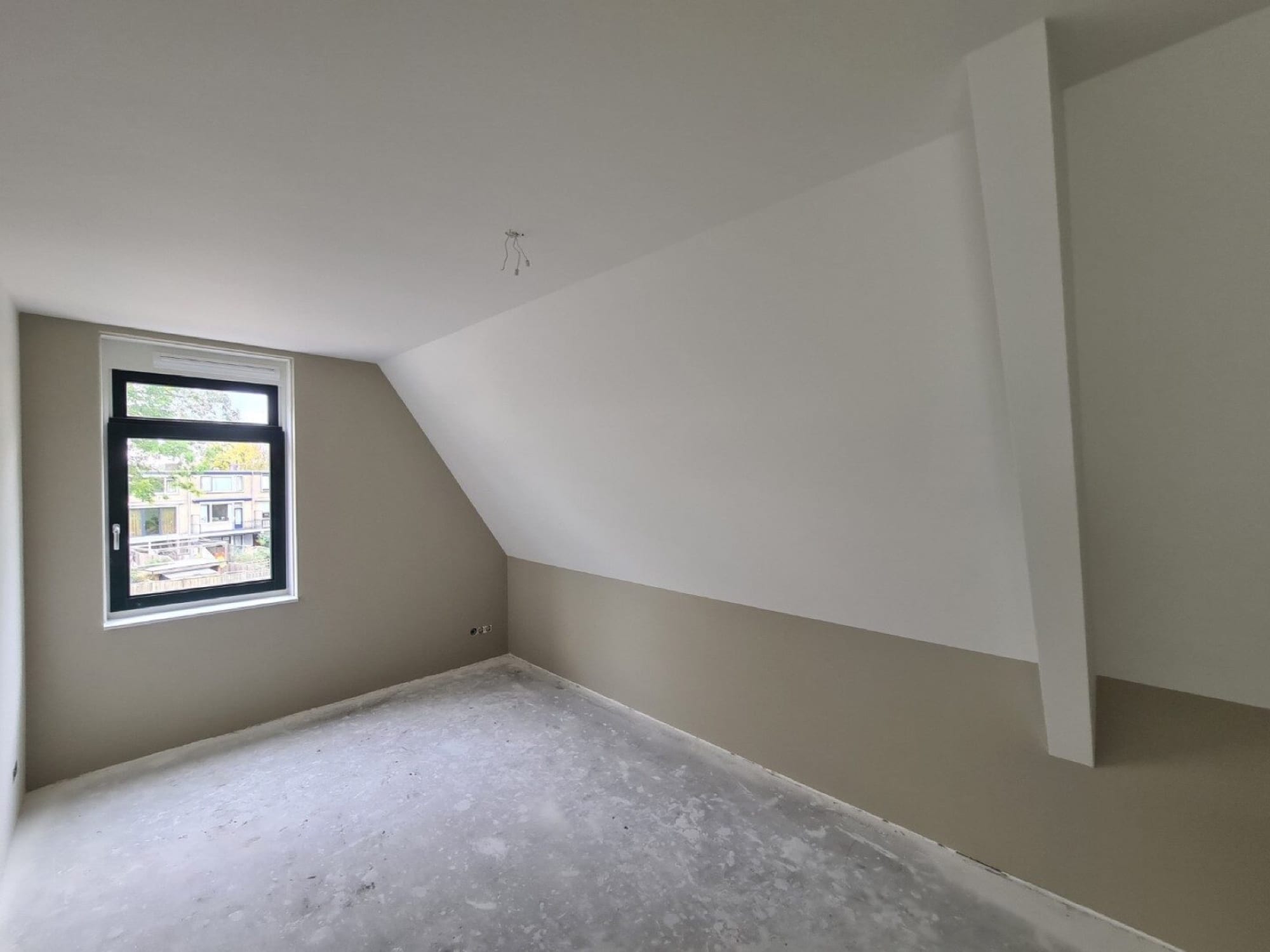 Slaapkamer met tweekleurig stucwerk als lambrisering-effect