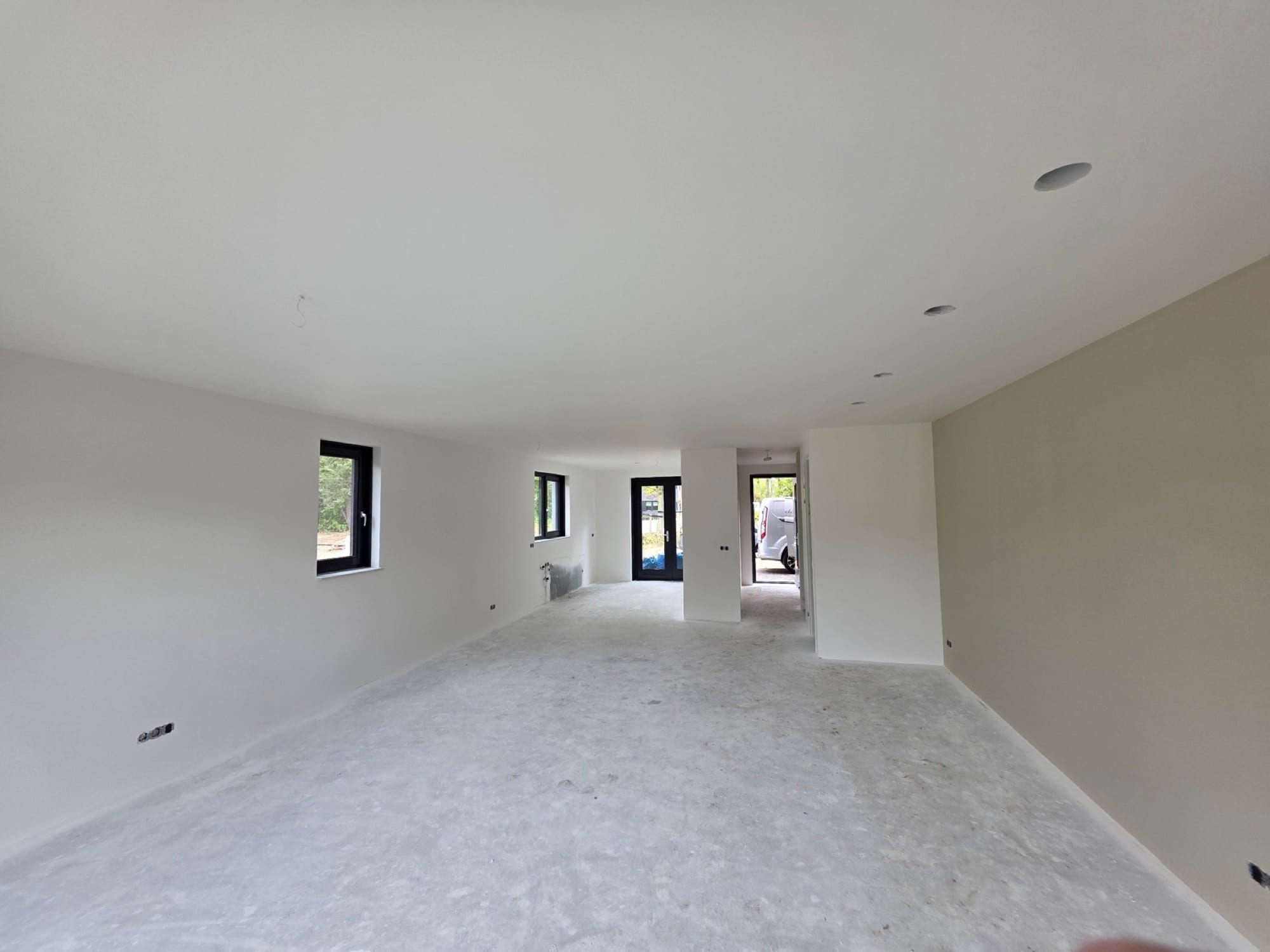 Strak gestuukte woonkamer met witte en beige wanden