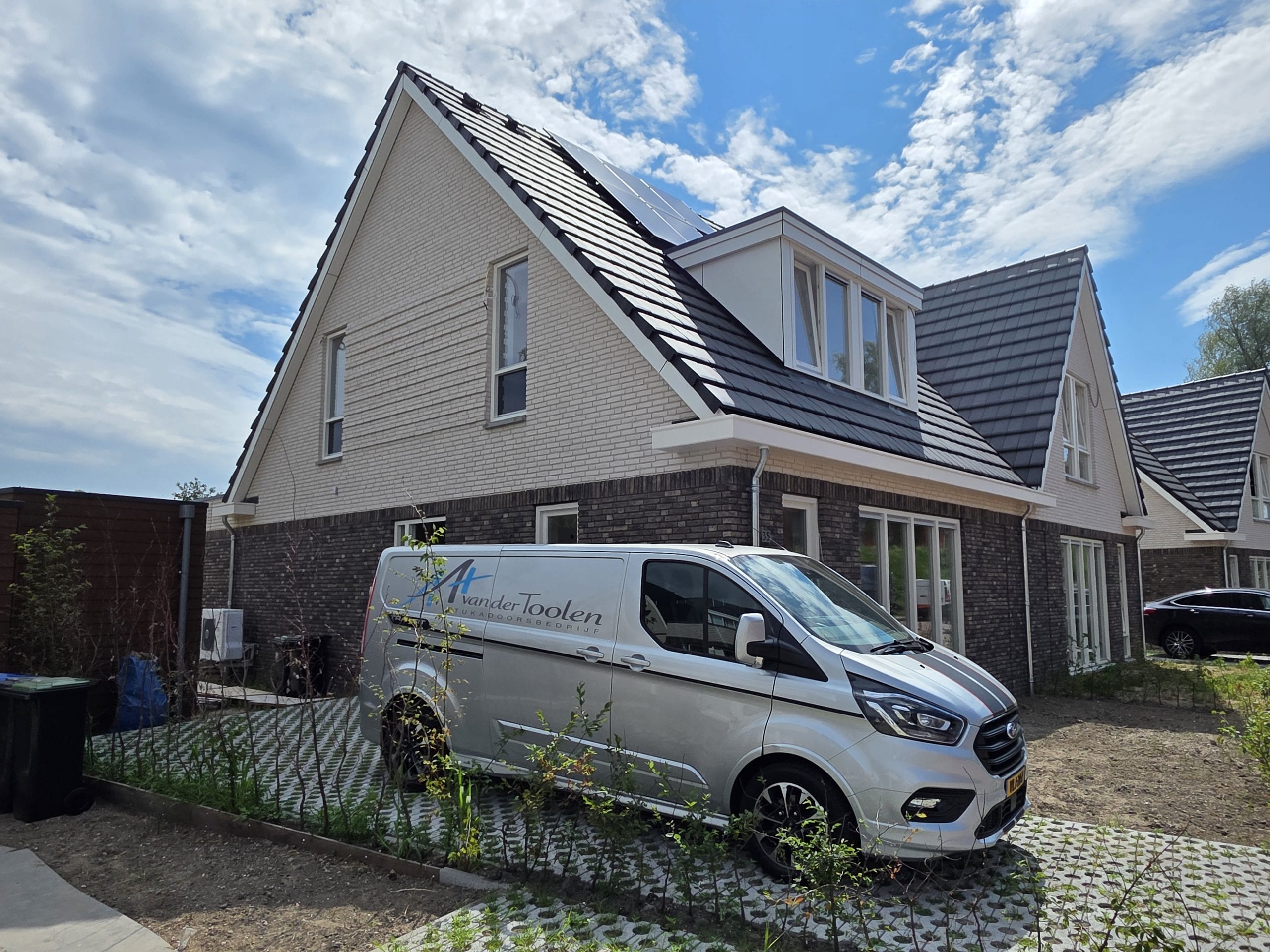 De bedrijfsbus voor de nieuwbouwwoning waar gewerkt is
