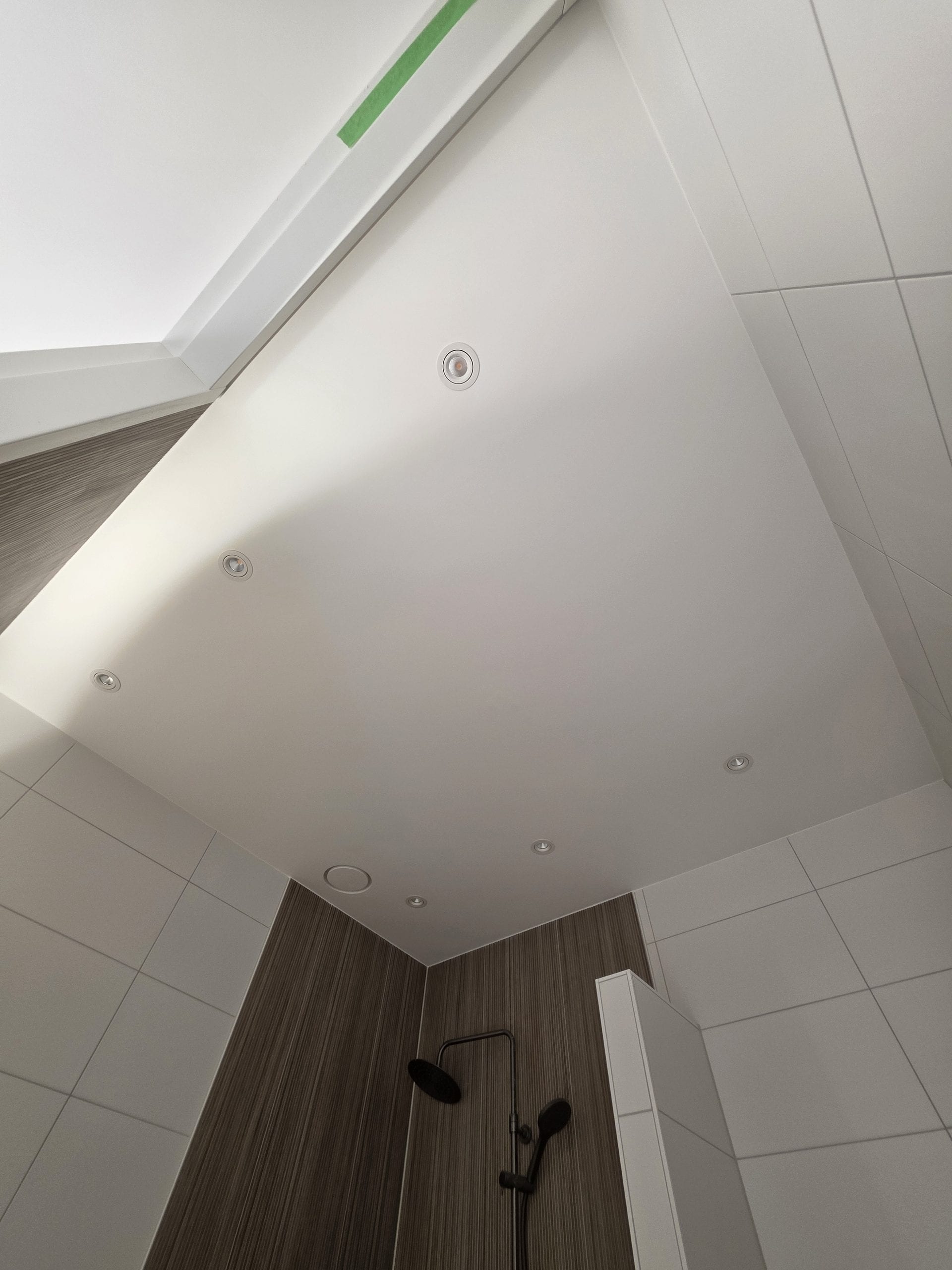 Badkamerplafond strak afgewerkt rond de inbouwspots