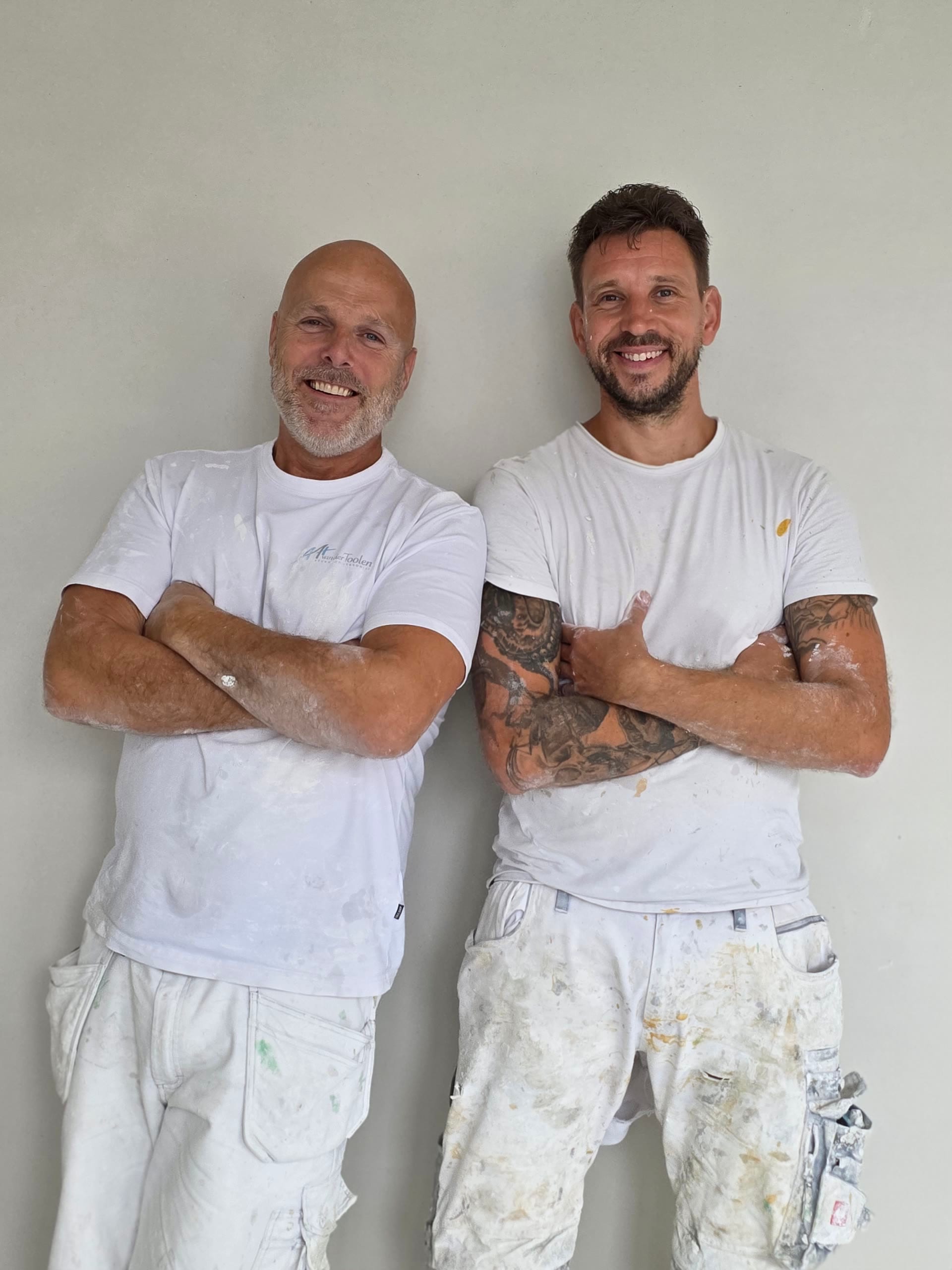 Rinaldi en Pascal naast elkaar voor een gladgewerkte wand